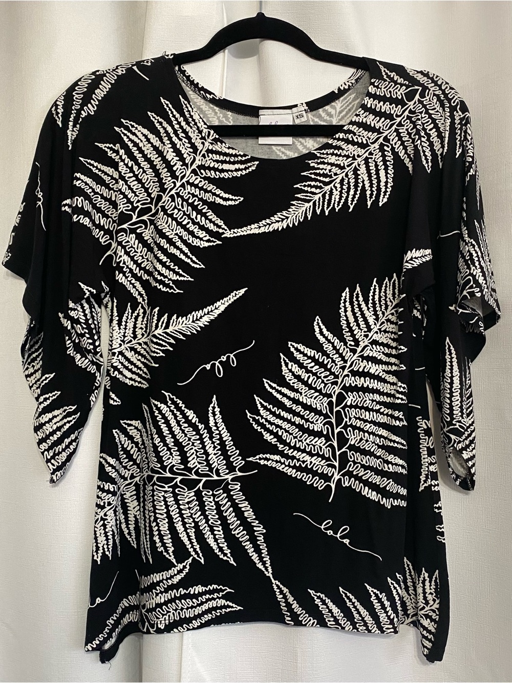 Lola Simply Sisters Women's Black White Lauwae Fern Print Top Made in Hawaii XS